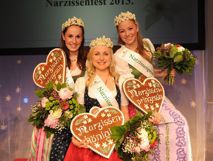 Frisch gekrönt (v.l.n.r.): Prinzessin Maria, Königin Sarah und Prinzessin Nicole.Foto: Narzissenfest/NK