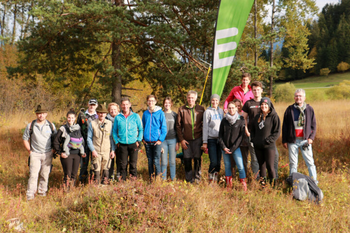 Naturschützer, Interessierte und Vereinsmitglieder beteiligten sich an der Schwendaktion auf einer Narzissenwiese in der Nähe des Ödensees. Foto: Siegfried Zink/Narzissenfestverein (frei)