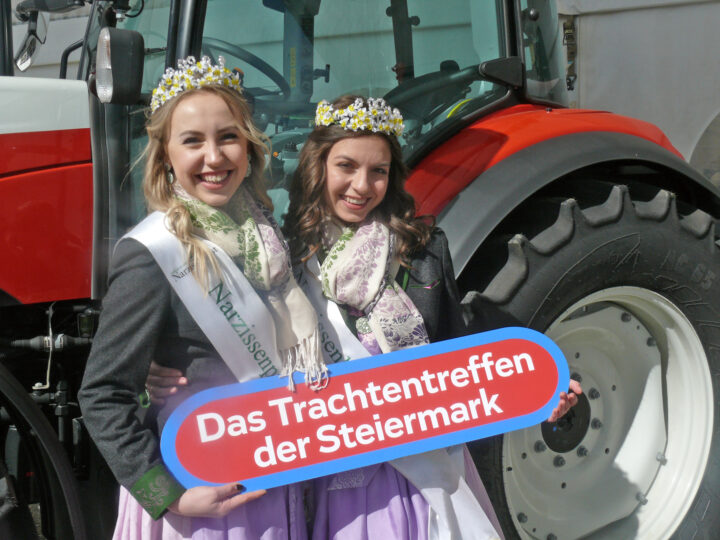 Narzissenkönigin Lisa Weinhandl (r.) und Prinzessin Katharina Thomanek (l.) gehörten zu den Ehrengästen des großen Trachentreffens beim 112. Gady Markt in Lebring.