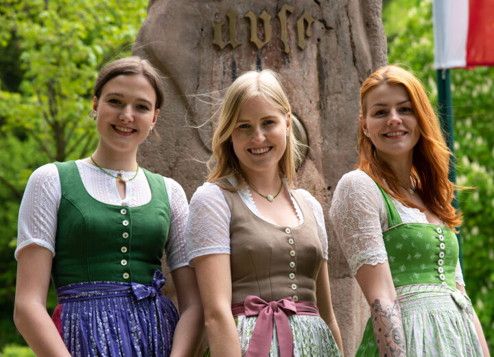 Prinzessin Sophia Hellwig, Königin Michaela Ertlschweiger und Prinzessin Celin Pichler (v. l. n. r.) werden am 1. Juni 2023 im Kur- & Congresshaus Bad Aussee gekrönt. Foto: Herbert Sams/Narzissenfestverein (frei)