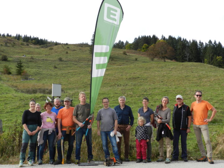 Mit Baumscheren, Axt und Motorsäge rückten die freiwilligen Helfer bei der Schwendaktion vergangenen Samstag aus. Foto: Narzissenfestverein (frei)